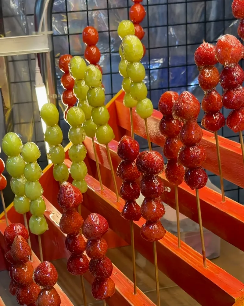 Tanghulu strawberry dessert at Raohe Night Market